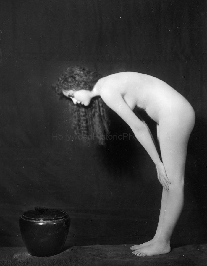 Gloria Swanson 1921 Nude WM.jpg